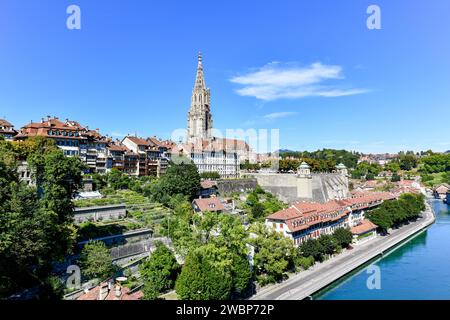 Paysage pittoresque de la vieille ville de Berne avec de vieux bâtiments Bern Minster Tour de la cathédrale et vue sur la rivière Aare à Berne en Suisse Banque D'Images