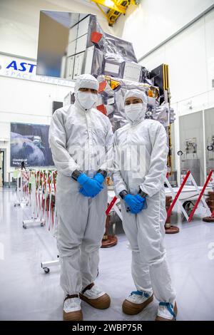 L'équipe PACE de la NASA a été photographiée avec le vaisseau spatial le 3 janvier 2024, lors d'une journée médiatique dans une salle blanche de l'Astrotech Space Operations Facility près du Kennedy Space Center, en Floride. L'APCE recueillera des données sur le dioxyde de carbone océan-atmosphère, surveillera la qualité de l'air, le climat de la Terre et la santé des océans. Le vaisseau spatial doit être lancé sur une fusée SpaceX Falcon 9 depuis Space Launch Complex 40, Cape Canaveral, Floride. Banque D'Images