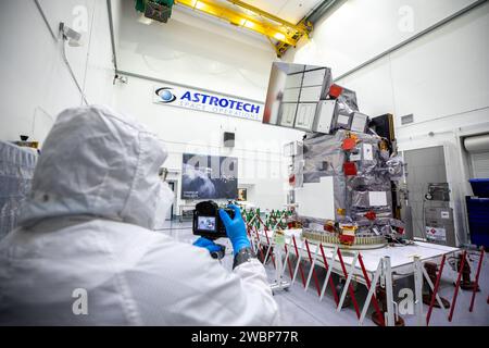 Des membres des médias ont photographié le vaisseau spatial PACE (Plankton, Aerosol, Cloud, Ocean Ecosystem) de la NASA le mercredi 3 janvier 2024, à l’intérieur d’une salle blanche de l’Astrotech Space Operations Facility près du Kennedy Space Center de la NASA en Floride. La NASA a invité les journalistes à discuter avec des experts de la mission et à voir le vaisseau spatial avant qu'il ne soit encapsulé dans son carénage de charge utile pour son lancement à bord d'une fusée SpaceX Falcon 9 au plus tôt le mardi 6 février 2024, du complexe de lancement spatial 40 à la Station spatiale Cape Canaveral en Floride. Banque D'Images