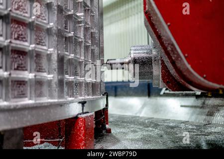 L'usinage du tunnel, de la cloison arrière et du canon du réservoir sous pression Artemis III Orion a lieu chez Ingersoll machine Tool, Inc. À Rockford, Illinois, le 28 septembre 2020. Banque D'Images