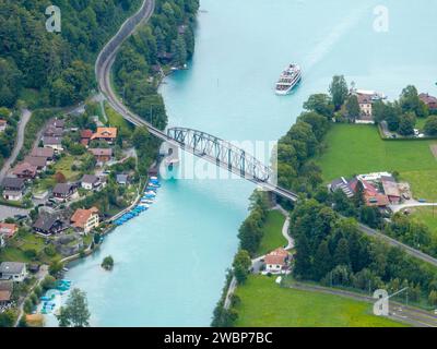 Vue aérienne du pont ferroviaire d'Interlaken et de l'Aare, canton de Berne, Suisse Banque D'Images