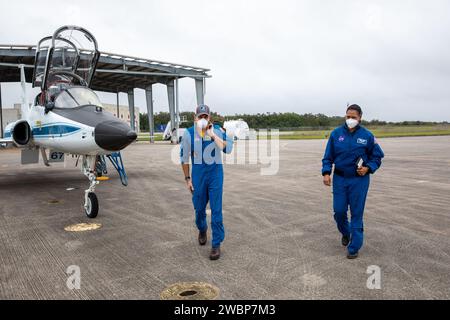 Les astronautes de la NASA arrivent à bord d'un avion à réaction T-38 à l'installation de lancement et d'atterrissage du Kennedy Space Center en Floride le 17 décembre 2020. Les astronautes sont à Kennedy pour préparer leurs vols vers la Station spatiale internationale à bord du CST-100 Starliner de Boeing, dans le cadre du programme commercial Crew de l’agence. De gauche à droite, Josh Cassada et Jeanette Epps. Banque D'Images