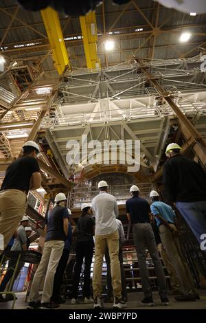 Les candidats astronautes de la classe 2021 de la NASA regardent un segment de booster pour Artemis II à l’intérieur de l’installation de rotation, de traitement et de surtension lors d’une visite de familiarisation des installations le mardi 17 octobre 2023, au Kennedy Space Center de l’agence en Floride. Banque D'Images