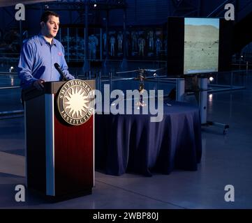 Teddy Tzanetos, chef de projet Ingenuity au Jet propulsion Laboratory de la NASA, prend la parole lors d’un événement marquant le don par la NASA du prototype aérien de l’hélicoptère Ingenuity Mars, vendredi 15 décembre 2023, au Centre Steve F. Udvar-Hazy du Smithsonian National Air and Space Museum à Chantilly, en Virginie Le prototype aérien de l’hélicoptère Ingenuity Mars Helicopter, qui a été le premier à démontrer qu’il était possible de voler dans un environnement simulé de Mars au Jet propulsion Laboratory (JPL) de la NASA, a été donné au musée vendredi. Banque D'Images