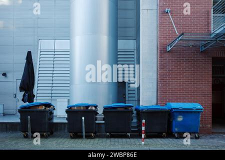 Effort de recyclage urbain : une gamme de poubelles dans la City Alley. Banque D'Images