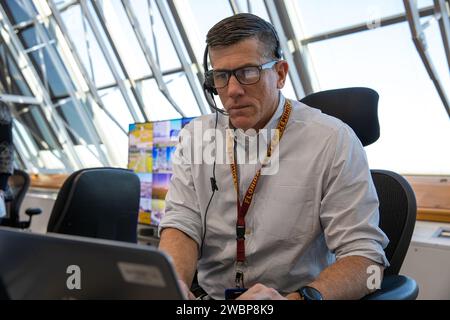 Jeremy Graeber, chef de la branche test, lancement et récupération de la NASA, a participé à la formation au compte à rebours du lancement d’Artemis I le 3 février 2020, dans la salle de tir 1 du Kennedy Space Center avec près de 100 ingénieurs préparant les opérations Orion et SLS. Banque D'Images