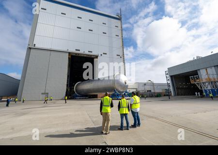 Les équipes déplacent le réservoir d’hydrogène liquide de l’étage central pour la mission Artemis III vers une cellule d’amorçage près du bâtiment d’assemblage vertical de l’installation d’assemblage Michoud de la NASA à la Nouvelle-Orléans le 21 novembre. Les techniciens ponceront et prépareront la surface de la cuve avant de l’enduire d’un apprêt. L'amorce est appliquée sur la section du canon du réservoir par un outil robotique automatisé, tandis que les dômes avant et arrière sont amorcés manuellement. Une fois l'amorçage terminé, les techniciens de la NASA et Boeing, le maître d'œuvre de l'étage de base du SLS, appliqueront un système de protection thermique à base de mousse, qui protège le propulseur Banque D'Images