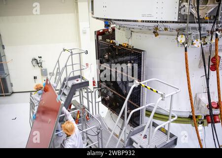 Les équipes de l’ESA et d’Airbus ont installé des housses de protection sur les panneaux solaires d’Orion pour Artemis I au Kennedy Space Center de la NASA le 25 septembre 2020. Les réseaux fournissent de l’énergie, de la propulsion, de l’air et de l’eau au module de service d’Orion. Banque D'Images