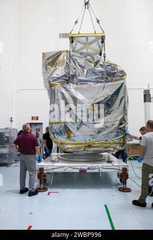 Le satellite-observatoire PACE (Plankton, Aerosol, Cloud, Ocean Ecosystem) de la NASA est déballé pour le traitement de pré-lancement à l’Astrotech Space Operations Facility près du Kennedy Space Center de l’agence en Floride le mercredi 15 novembre 2023. L'observatoire PACE nous aidera à mieux comprendre comment l'océan et l'atmosphère échangent le dioxyde de carbone, à mesurer les principales variables atmosphériques associées à la qualité de l'air et au climat terrestre et à surveiller la santé des océans, en partie en étudiant le phytoplancton, les petites plantes et les algues qui soutiennent le réseau trophique marin. PACE sera encapsulé pour le lancement à bord d'un FAL SpaceX Banque D'Images