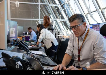 Jeremy Graeber, directeur de lancement adjoint à la NASA, participe à une répétition de compte à rebours Artemis I dans la salle de tir 1 du Kennedy Space Center aux côtés de près de 100 ingénieurs et membres du personnel technique, pratiquant des défis simulés et des procédures de compte à rebours finales pour le vol d'essai intégré de la fusée Orion Orion dans le cadre du programme Artemis. Banque D'Images