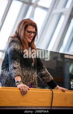 Charlie Blackwell-Thompson, directeur de lancement d’Artemis I, se tient à sa console pendant la formation de simulation de compte à rebours dans la salle de tir 1 du Launch Control Center au Kennedy Space Center de la NASA en Floride. Le 3 février 2020, une équipe de près de 100 ingénieurs d’Orion, Space Launch System (SLS) et exploration Ground Systems de l’agence se sont réunis pour travailler sur une série de défis simulés, ainsi que sur un compte à rebours final. Au cours de ces exercices, différentes questions ont été présentées pour familiariser l'équipe avec les opérations du jour du lancement, tout en lui donnant l'occasion de s'entraîner Banque D'Images