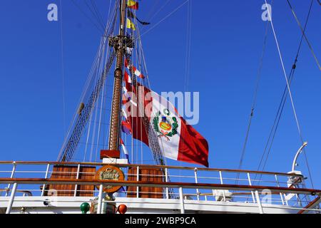 Le drapeau du Pérou, volant au-dessus du pont de l'UNION BAP, un voilier, navire-école de la marine péruvienne, dans le port du Pirée Banque D'Images