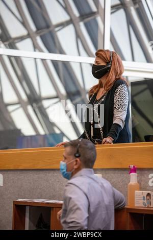 Charlie Blackwell-Thompson, directeur du lancement d'Artemis à la NASA, et Jeremy Graeber, chef des opérations d'essai, de lancement et de récupération, ont surveillé une simulation de chargement de propergol cryogénique au Kennedy Space Center le 2 novembre 2020. Les ingénieurs d'EGS et Jacobs ont répété le chargement d'hydrogène et d'oxygène liquides surrefroidis dans le noyau SLS et les deuxièmes étages pour Artemis I, qui testera le vaisseau spatial Orion et le système de lancement spatial avant les missions lunaires avec équipage. Banque D'Images