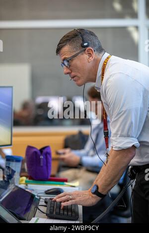 Jeremy Graeber, chef de la branche des opérations de test, de lancement et de récupération de la NASA et directeur adjoint du lancement, participe à une simulation d’entraînement au compte à rebours Artemis I dans la salle de tir 1 du Centre de contrôle du lancement au Kennedy Space Center, en Floride, aux côtés de près de 100 ingénieurs travaillant sur Orion, le système de lancement spatial (SLS) et les systèmes d’exploration au sol le 3 février 2020. Les exercices comprenaient des défis simulés et une procédure de compte à rebours finale pour le premier vol d’essai intégré d’Orion et de SLS, en préparation pour les missions lunaires. Banque D'Images