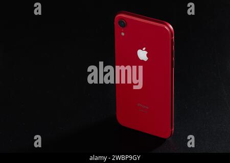 HCMC, VN - décembre 2023. IPhone 8 plus couleur rouge Banque D'Images