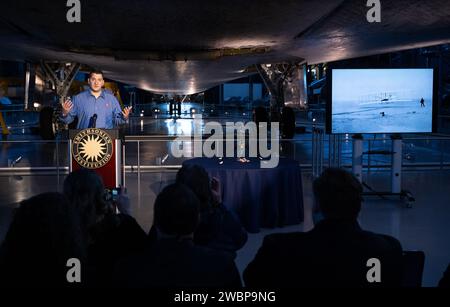 Teddy Tzanetos, chef de projet Ingenuity au Jet propulsion Laboratory de la NASA, prend la parole lors d’un événement marquant le don par la NASA du prototype aérien de l’hélicoptère Ingenuity Mars, vendredi 15 décembre 2023, au Centre Steve F. Udvar-Hazy du Smithsonian National Air and Space Museum à Chantilly, en Virginie Le prototype aérien de l’hélicoptère Ingenuity Mars Helicopter, qui a été le premier à démontrer qu’il était possible de voler dans un environnement simulé de Mars au Jet propulsion Laboratory (JPL) de la NASA, a été donné au musée vendredi. Banque D'Images