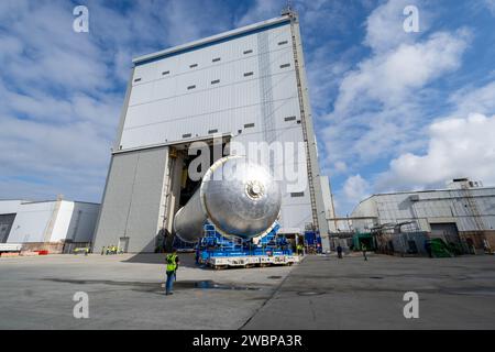 Les équipes déplacent le réservoir d’hydrogène liquide de l’étage central pour la mission Artemis III vers une cellule d’amorçage près du bâtiment d’assemblage vertical de l’installation d’assemblage Michoud de la NASA à la Nouvelle-Orléans le 21 novembre. Les techniciens ponceront et prépareront la surface de la cuve avant de l’enduire d’un apprêt. L'amorce est appliquée sur la section du canon du réservoir par un outil robotique automatisé, tandis que les dômes avant et arrière sont amorcés manuellement. Une fois l'amorçage terminé, les techniciens de la NASA et Boeing, le maître d'œuvre de l'étage de base du SLS, appliqueront un système de protection thermique à base de mousse, qui protège le propulseur Banque D'Images