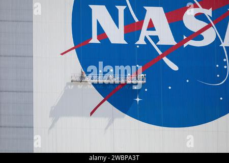 Le bâtiment d'assemblage de véhicules de la NASA au Kennedy Space Center a été repeint le 23 juin 2020. HM2 et H.I.S. Painting ont restauré le logo de la NASA et le drapeau américain, en utilisant plus de 500 gallons de peinture, après les réparations précédentes des dommages causés par l'ouragan de 2004. Le bâtiment mesure 525 pieds de haut avec un logo de 110 x 132 pieds et un drapeau de 209 x 110 pieds. Banque D'Images