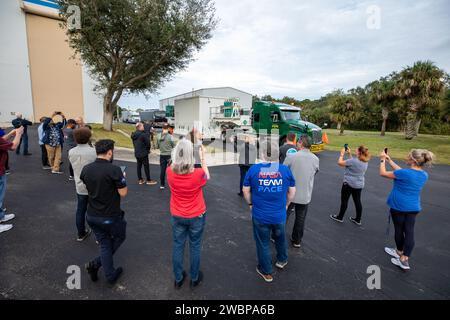 L’engin spatial d’observation PACE de la NASA est arrivé à Astrotech Space Operations près du Kennedy Space Center le 14 novembre 2023. Expédié depuis le Goddard Space Flight Center, il est prévu de lancer le 30 janvier 2024 sur un SpaceX Falcon 9 de SLC-40, pour étudier l'échange de carbone océan-atmosphère, la qualité de l'air, le climat et le phytoplancton marin. Banque D'Images