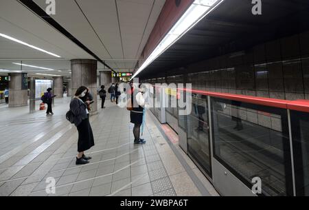 Les passagers voguent pour le train de métro à la station Dongmen à Taipei, Taiwan. Banque D'Images