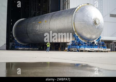 Les équipes déplacent le réservoir d’hydrogène liquide de l’étage central pour la mission Artemis III vers une cellule d’amorçage près du bâtiment d’assemblage vertical de l’installation d’assemblage Michoud de la NASA à la Nouvelle-Orléans le 21 novembre. Les techniciens ponceront et prépareront la surface de la cuve avant de l’enduire d’un apprêt. L'amorce est appliquée sur la section du canon du réservoir par un outil robotique automatisé, tandis que les dômes avant et arrière sont amorcés manuellement. Une fois l'amorçage terminé, les techniciens de la NASA et Boeing, le maître d'œuvre de l'étage de base du SLS, appliqueront un système de protection thermique à base de mousse, qui protège le propulseur Banque D'Images