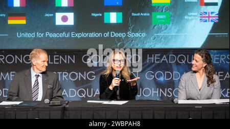 La ministre Milena Stoycheva a prononcé une allocution lors de la cérémonie de signature des accords d'Artemis, le 9 novembre 2023, au siège de la NASA Mary W. Jackson à Washington. L'administrateur de la NASA Bill Nelson et la secrétaire d'État adjointe Sonata Coulter y ont assisté. La Bulgarie est devenue le 32ème pays à signer les accords, qui guident la coopération dans le programme spatial Artemis de la NASA. Banque D'Images