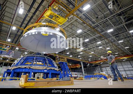 Les techniciens de la NASA déplacent le dôme arrière du réservoir d'oxygène liquide SLS à l'usine de montage Michoud le 5 décembre 2023, pour la production de l'étage central Artemis III, y compris l'intégration avec le dôme avant, le canon, le réservoir intermédiaire, le réservoir d'hydrogène, la section moteur, et RS-25. Banque D'Images