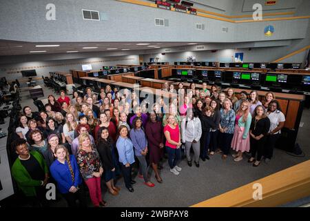 Women of Launch Control au Centre spatial Kennedy de la NASA ont posé dans la salle de tir 1 lors de la planification du lancement d'Artemis I, marquant le premier essai intégré de l'engin spatial Orion et de la fusée Space Launch System. Banque D'Images