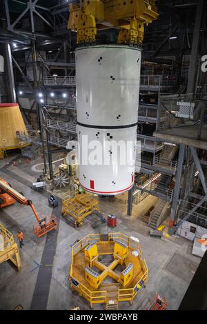 Les techniciens de exploration Ground Systems de la NASA répètent des opérations d’empilage de boosters à l’intérieur du Vehicle Assembly Building (VAB) au Kennedy Space Center de l’agence en Floride le 14 septembre 2020, en préparation pour Artemis I. L'exercice consistait à utiliser des maquettes de segment de rappel, appelées pathfinders. Au cours de la répétition, un segment de Pathfinder arrière a été préparé à High Bay 4 du VAB, après quoi une équipe de grutiers l'a déplacé à High Bay 3, où il a été placé sur le lanceur mobile. Des mesures minutieuses ont ensuite été prises avant que l'équipe n'ajoute un éclaireur central à la pile. Banque D'Images