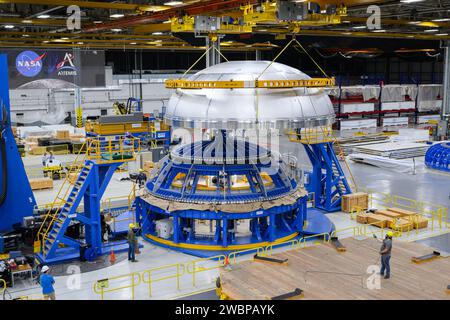 Les techniciens de l’usine d’assemblage Michoud de la NASA déplacent le dôme arrière du réservoir d’oxygène liquide SLS le 5 décembre 2023, pour l’assemblage de l’étage central Artemis III, intégrant le dôme avant, le canon, le réservoir intermédiaire, le réservoir d’hydrogène, section moteur et moteurs RS-25. Banque D'Images