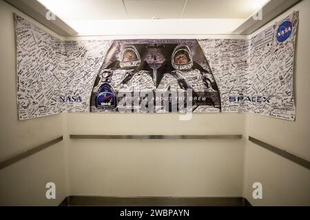 Une affiche de la mission Demo-2 de la NASA et de SpaceX, contenant une photographie des astronautes de la NASA Robert Behnken et Douglas Hurley et les signatures de l’équipe de lancement, est photographiée à l’intérieur d’un ascenseur du Neil A. Armstrong Operations and Checkout Building au Kennedy Space Center de l’agence en Floride le 30 mai 2020, avant le lancement de Demo-2. La fusée SpaceX Falcon 9 et le vaisseau spatial Crew Dragon ont décollé à 3:22 h HAE du complexe historique de lancement 39A. Behnken et Hurley sont les premiers astronautes à se lancer vers la Station spatiale internationale depuis le sol américain depuis la fin de la navette spatiale Prog Banque D'Images