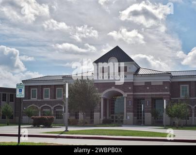 Klein, Texas États-Unis 09-24-2023. Extérieur du bâtiment du lycée Klein Cain à Klein, TX vue de face. Campus d'enseignement secondaire fondé en 2017. Banque D'Images