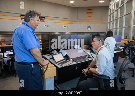 Jeff Spaulding, directeur des tests de la NASA, et Jeremy Graeber, chef de la branche des opérations de test, de lancement et de récupération de la NASA et directeur adjoint du lancement, participent à une simulation de compte à rebours Artemis I avec près de 100 ingénieurs d'Orion, du système de lancement spatial (SLS) et des systèmes d'exploration au sol dans la salle de tir 1 du Centre de contrôle du lancement, Kennedy Space Center, Floride, le 3 février 2020. pratiquer les procédures de jour de lancement pour le premier vol d’essai intégré d’Orion et de SLS pour les missions lunaires. Banque D'Images