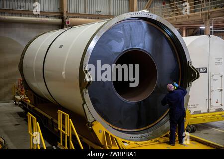 Des ingénieurs et des techniciens traitent et inspectent le propergol du segment central avant droit des propulseurs de fusée à solide du système de lancement spatial pour la mission Artemis II à l’intérieur de l’installation de rotation, de traitement et de surtension (RPSF) du Kennedy Space Center de la NASA en Floride, le lundi 27 novembre 2023. Depuis son arrivée par rail en septembre, l'équipe a examiné chaque segment un par un pour s'assurer qu'ils sont prêts pour l'intégration et le lancement avant d'être déplacés dans le bâtiment d'assemblage des véhicules pour être empilés sur le lanceur mobile. Les astronautes d'Artemis II Reid Wiseman, Victor Glover, Christina Koch Banque D'Images