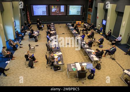 Les dirigeants de la NASA et de SpaceX participent à un examen de préparation au vol (FRR) pour la mission SpaceX Crew-1 de l’agence au Kennedy Space Center en Floride le 9 novembre 2020. Le FRR met l’accent sur la préparation du système de transport de l’équipage de SpaceX, de la Station spatiale internationale et de ses partenaires internationaux pour soutenir le vol, ainsi que sur la certification de l’état de préparation au vol. Crew-1 est la première mission régulière d’équipage d’un vaisseau spatial commercial américain avec des astronautes à la Station spatiale internationale dans le cadre du programme commercial Crew de la NASA. La capsule Crew Dragon Resilience se lancera au sommet d’un Falcon 9 Banque D'Images