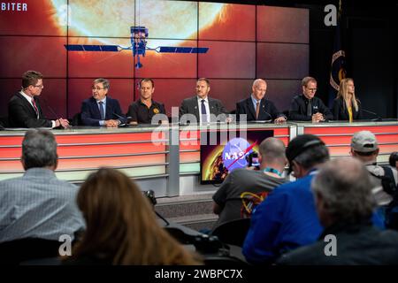 Derrol Nail, à l’extrême gauche, NASA Communications, anime une conférence de presse de pré-lancement pour la mission Solar Orbiter au Kennedy Space Center de la NASA en Floride le 7 février 2020. De sa gauche, Cesar Garcia, directeur du projet Solar Orbiter, Agence spatiale européenne ; Ian Walters, directeur du projet Solar Orbiter, Airbus Defence and Space ; Alan Zide, directeur du programme Solar Orbiter, siège de la NASA ; Tim Dunn, directeur du lancement, NASA Launch Services Program (LSP) ; Scott Messer, directeur du programme NASA LSP, United Launch Alliance; et Jessica Williams, officier météo de la 45e Escadre spatiale. Solar Orbiter est un internat Banque D'Images