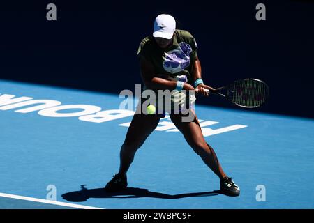 Melbourne, Victoria, Australie. 12 janvier 2024. MELBOURNE, AUSTRALIE - 12 JANVIER : Naomi Osaka du Japon s'entraîne avec ONS Jabeur de Tunisie avant l'Open d'Australie 2024 à Melbourne Park le 12 janvier 2024 à Melbourne, Australie. (Image de crédit : © Chris Putnam/ZUMA Press Wire) USAGE ÉDITORIAL SEULEMENT! Non destiné à UN USAGE commercial ! Banque D'Images