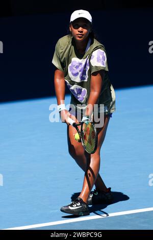 Melbourne, Victoria, Australie. 12 janvier 2024. MELBOURNE, AUSTRALIE - 12 JANVIER : Naomi Osaka du Japon s'entraîne avec ONS Jabeur de Tunisie avant l'Open d'Australie 2024 à Melbourne Park le 12 janvier 2024 à Melbourne, Australie. (Image de crédit : © Chris Putnam/ZUMA Press Wire) USAGE ÉDITORIAL SEULEMENT! Non destiné à UN USAGE commercial ! Banque D'Images