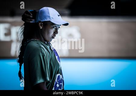 Melbourne, Victoria, Australie. 12 janvier 2024. MELBOURNE, AUSTRALIE - 12 JANVIER : Naomi Osaka du Japon s'entraîne avec ONS Jabeur de Tunisie avant l'Open d'Australie 2024 à Melbourne Park le 12 janvier 2024 à Melbourne, Australie. (Image de crédit : © Chris Putnam/ZUMA Press Wire) USAGE ÉDITORIAL SEULEMENT! Non destiné à UN USAGE commercial ! Banque D'Images