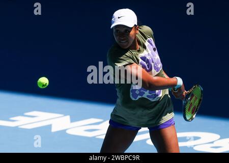 Melbourne, Victoria, Australie. 12 janvier 2024. MELBOURNE, AUSTRALIE - 12 JANVIER : Naomi Osaka du Japon s'entraîne avec ONS Jabeur de Tunisie avant l'Open d'Australie 2024 à Melbourne Park le 12 janvier 2024 à Melbourne, Australie. (Image de crédit : © Chris Putnam/ZUMA Press Wire) USAGE ÉDITORIAL SEULEMENT! Non destiné à UN USAGE commercial ! Banque D'Images