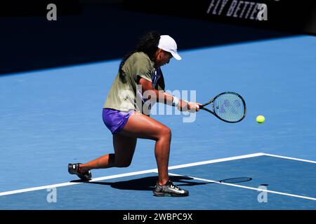 Melbourne, Victoria, Australie. 12 janvier 2024. MELBOURNE, AUSTRALIE - 12 JANVIER : Naomi Osaka du Japon s'entraîne avec ONS Jabeur de Tunisie avant l'Open d'Australie 2024 à Melbourne Park le 12 janvier 2024 à Melbourne, Australie. (Image de crédit : © Chris Putnam/ZUMA Press Wire) USAGE ÉDITORIAL SEULEMENT! Non destiné à UN USAGE commercial ! Banque D'Images