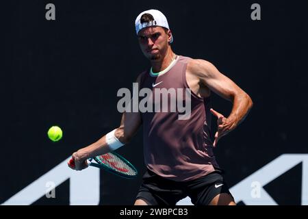 Melbourne, Victoria, Australie. 12 janvier 2024. MELBOURNE, AUSTRALIE - 12 JANVIER : Dino PriÅ¾miÄ‡, de Croatie, en route pour battre Aziz Dougaz, de Tunisie, dans une atmosphère de qualification avant l'Open d'Australie 2024 à Melbourne Park le 12 janvier 2024 à Melbourne, en Australie. (Image de crédit : © Chris Putnam/ZUMA Press Wire) USAGE ÉDITORIAL SEULEMENT! Non destiné à UN USAGE commercial ! Banque D'Images