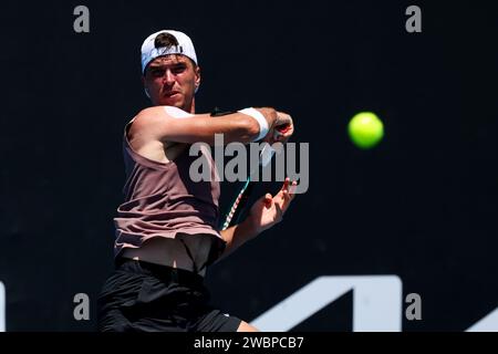 Melbourne, Victoria, Australie. 12 janvier 2024. MELBOURNE, AUSTRALIE - 12 JANVIER : Dino PriÅ¾miÄ‡, de Croatie, en route pour battre Aziz Dougaz, de Tunisie, dans une atmosphère de qualification avant l'Open d'Australie 2024 à Melbourne Park le 12 janvier 2024 à Melbourne, en Australie. (Image de crédit : © Chris Putnam/ZUMA Press Wire) USAGE ÉDITORIAL SEULEMENT! Non destiné à UN USAGE commercial ! Banque D'Images