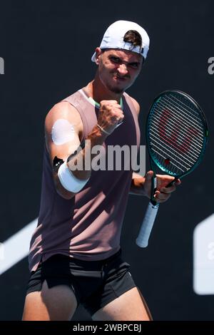 Melbourne, Victoria, Australie. 12 janvier 2024. MELBOURNE, AUSTRALIE - 12 JANVIER : Dino PriÅ¾miÄ‡, de Croatie, en route pour battre Aziz Dougaz, de Tunisie, dans une atmosphère de qualification avant l'Open d'Australie 2024 à Melbourne Park le 12 janvier 2024 à Melbourne, en Australie. (Image de crédit : © Chris Putnam/ZUMA Press Wire) USAGE ÉDITORIAL SEULEMENT! Non destiné à UN USAGE commercial ! Banque D'Images