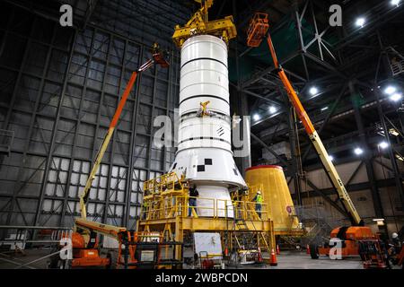 Les techniciens de exploration Ground Systems de la NASA répètent des opérations d’empilage de boosters à l’intérieur du Vehicle Assembly Building (VAB) au Kennedy Space Center de l’agence en Floride le 11 septembre 2020, en préparation pour Artemis I. L'exercice consistait à utiliser des maquettes de segment de rappel, appelées pathfinders. Au cours de cette répétition, un segment de Pathfinder arrière a été préparé à High Bay 4 du VAB, après quoi une équipe de grutiers l'a déplacé à High Bay 3, où il a été placé sur le lanceur mobile. L'empilement des segments de booster SLS (Space Launch System) se produira plus tard dans l'année Banque D'Images