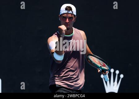 Melbourne, Victoria, Australie. 12 janvier 2024. MELBOURNE, AUSTRALIE - 12 JANVIER : Dino PriÅ¾miÄ‡, de Croatie, en route pour battre Aziz Dougaz, de Tunisie, dans une atmosphère de qualification avant l'Open d'Australie 2024 à Melbourne Park le 12 janvier 2024 à Melbourne, en Australie. (Image de crédit : © Chris Putnam/ZUMA Press Wire) USAGE ÉDITORIAL SEULEMENT! Non destiné à UN USAGE commercial ! Banque D'Images