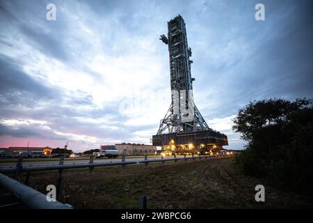 Au lever du soleil le 20 octobre 2020, le lanceur mobile de la mission Artemis I, au sommet du transporteur à chenilles 2, arrive à la rampe menant au Launch Pad 39B du Kennedy Space Center de la NASA en Floride. Le lanceur mobile de près de 400 pieds de haut restera à la plate-forme pendant deux semaines, tandis que les ingénieurs d’exploration Ground Systems et Jacobs effectueront plusieurs tâches, y compris un test de chronométrage pour valider le compte à rebours de l’équipe de lancement, et un lavage complet, de haut en bas du lanceur mobile pour enlever tous les débris restant de la construction et de l'installation des bras ombilicaux. Artemis Banque D'Images