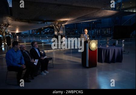 Jeremy Kinney, directeur associé de la recherche, des collections, et Curatorial Affairs au Musée national de l’Air et de l’espace prend la parole lors d’un événement marquant le don par la NASA du prototype aérien de l’hélicoptère Ingenuity Mars Helicopter, vendredi 15 décembre 2023, au Centre Steve F. Udvar-Hazy du Smithsonian National Air and Space Museum à Chantilly, en Virginie Le prototype aérien de l’hélicoptère Ingenuity Mars Helicopter, qui a été le premier à démontrer qu’il était possible de voler dans un environnement simulé de Mars au Jet propulsion Laboratory (JPL) de la NASA, a été donné au musée vendredi. Banque D'Images