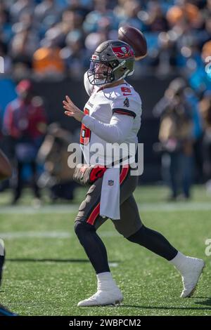 Charlotte, NC États-Unis : le quarterback Baker Mayfield (6) des Buccaneers de Tampa Bay passe le ballon lors d'un match de la NFL contre les Panthers de la Caroline à Bank of AME Banque D'Images