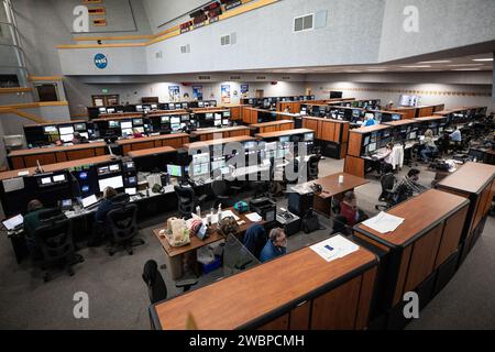 Les membres de l’équipe de lancement cryogénique d’exploration Ground Systems et Jacobs participent à une simulation de chargement de propergol cryogénique à l’intérieur de la salle de tir 1 du Launch Control Center le 2 novembre 2020, au Kennedy Space Center de la NASA en Floride. Une équipe d’ingénieurs d’exploration Ground Systems et Jacobs, membres de l’équipe de lancement cryogénique, répètent les étapes de chargement de l’hydrogène liquide surrefroidi et de l’oxygène liquide dans le noyau du Space Launch System (SLS) et les deuxièmes étapes pour préparer Artemis I. Première d’une série de missions de plus en plus complexes, Artemis I testera le Banque D'Images